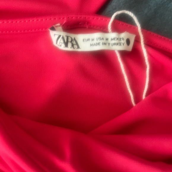 ZARA NWOT Asymmetrical top open neckline, ruched detail, pink, 100% polyester.🎀 - Picture 4 of 4